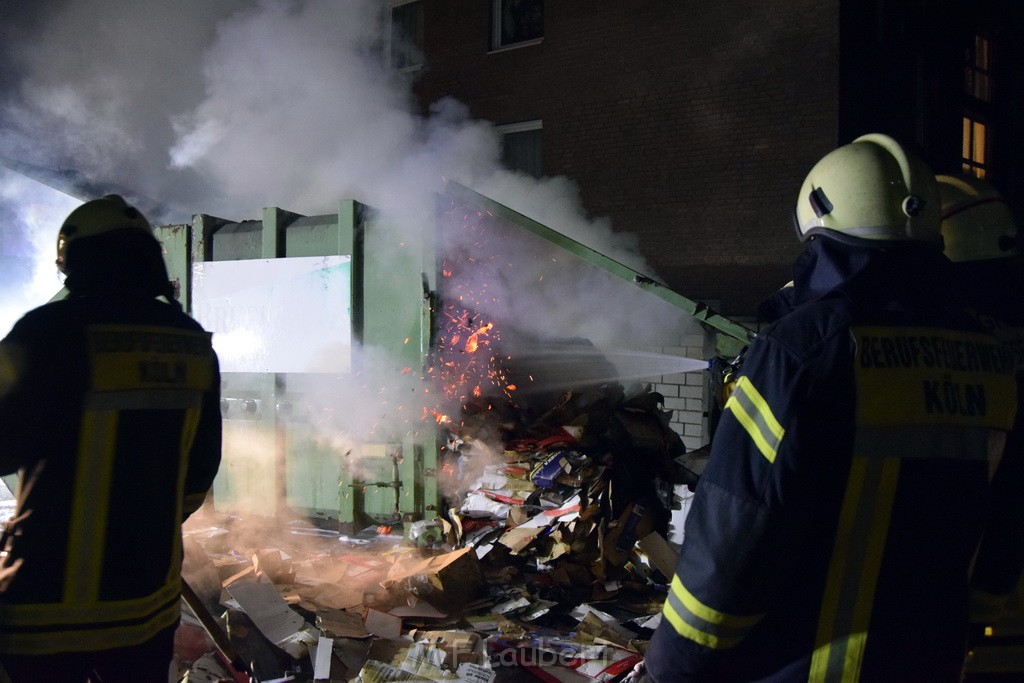 Feuer Papp Presscontainer Koeln Hoehenberg Bochumerstr P255.JPG - Miklos Laubert